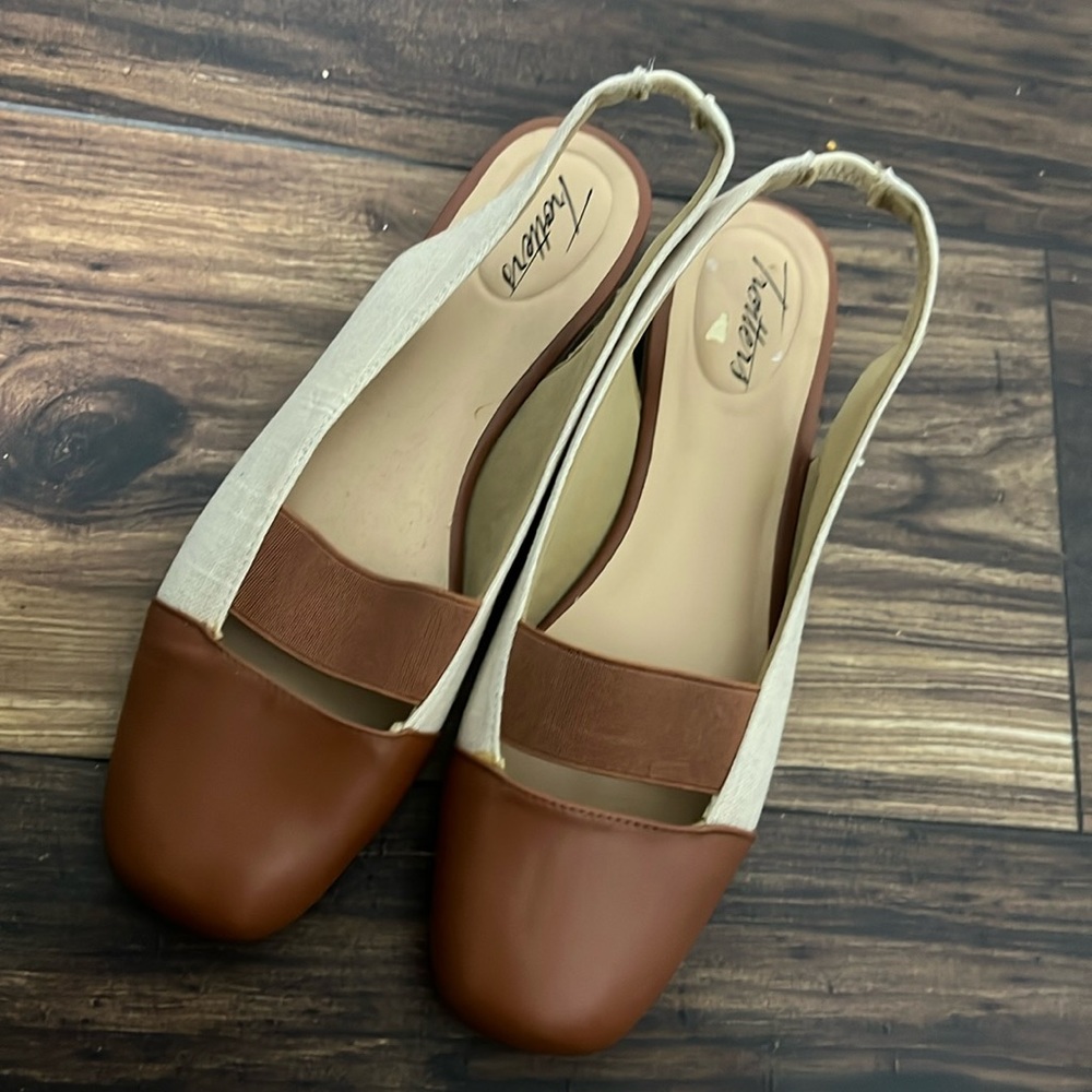 Trotters square toe neutral flats, size 8.5 but fit like a 7